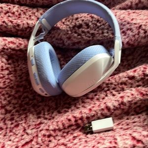 It is a wireless headset, brand new but it didn’t work with what I wanted it to.